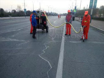 強(qiáng)化春季公路養(yǎng)護(hù)，保證道路通暢