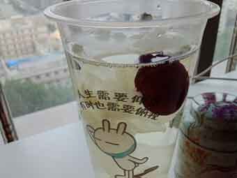 炎炎夏日到來，一杯銀耳紅棗美如詩！