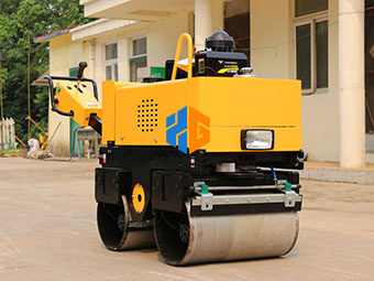 為什么小型壓路機(jī)適合公路養(yǎng)護(hù)呢？